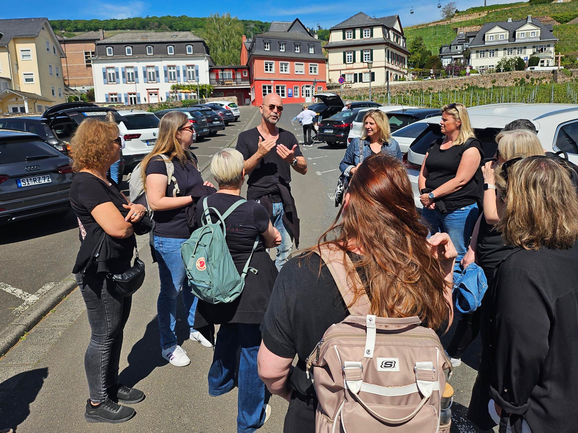 Guide erklärt einer Gruppe den Rheingau am Niederwald