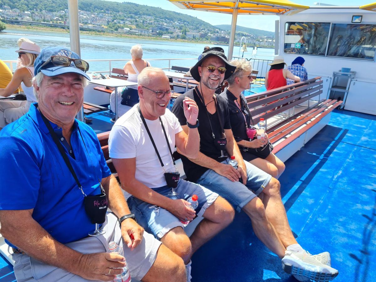 Lachende Gäste auf dem Rheinschiff bei einer Wein-Tour