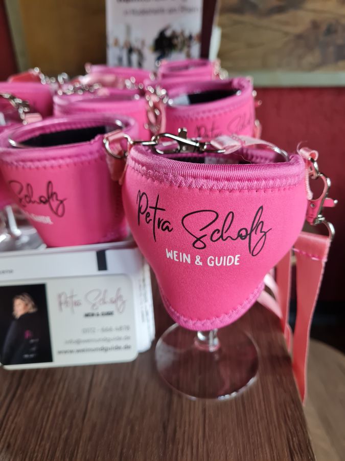 Pinker, handgearbeiteter Weinglashalter aus dem WEIN und GUIDE Shop