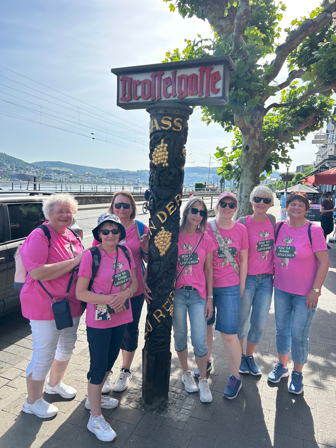 Frauengruppe in pinken Shirts an der Drosselgasse Rüdesheim